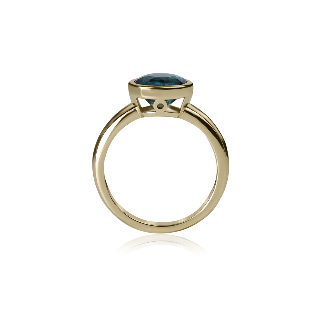 Geltono aukso žiedas su 1.5 ct tanzanitu – išraiškingas solo žiedas su mėlynu brangakmeniu, alsuojantis elegancija ir išskirtinumu.