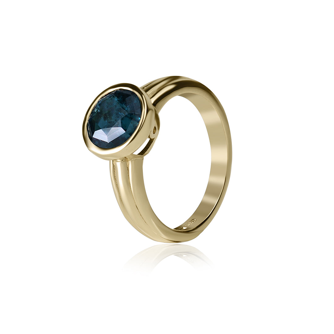 Geltono aukso žiedas su 1.5 ct tanzanitu – išraiškingas solo žiedas su mėlynu brangakmeniu, alsuojantis elegancija ir išskirtinumu.