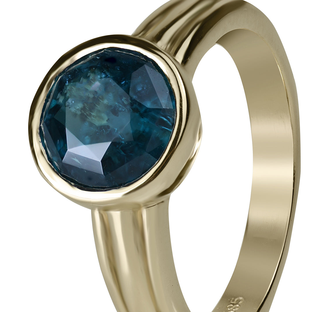 Geltono aukso žiedas su 1.5 ct tanzanitu – išraiškingas solo žiedas su mėlynu brangakmeniu, alsuojantis elegancija ir išskirtinumu.