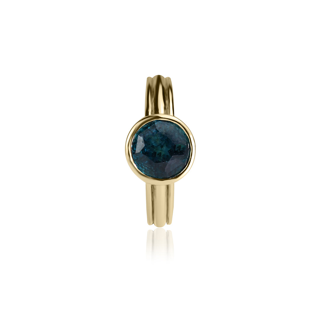 Geltono aukso žiedas su 1.5 ct tanzanitu – išraiškingas solo žiedas su mėlynu brangakmeniu, alsuojantis elegancija ir išskirtinumu.