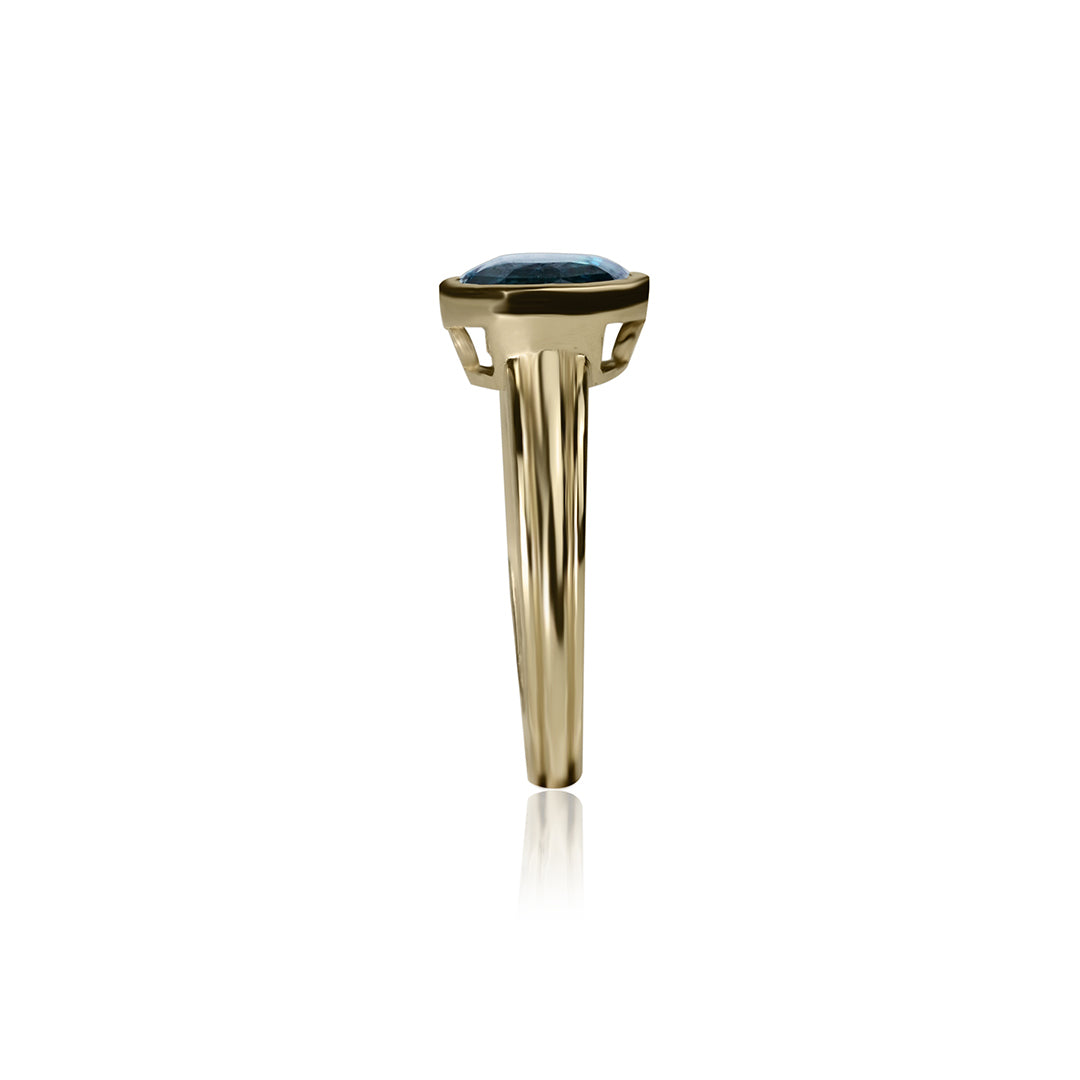 Geltono aukso žiedas su 1.5 ct tanzanitu – išraiškingas solo žiedas su mėlynu brangakmeniu, alsuojantis elegancija ir išskirtinumu.