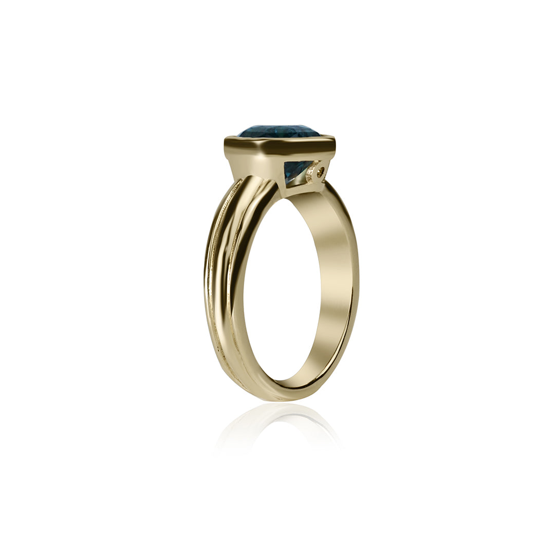 Geltono aukso žiedas su 1.5 ct tanzanitu – išraiškingas solo žiedas su mėlynu brangakmeniu, alsuojantis elegancija ir išskirtinumu.
