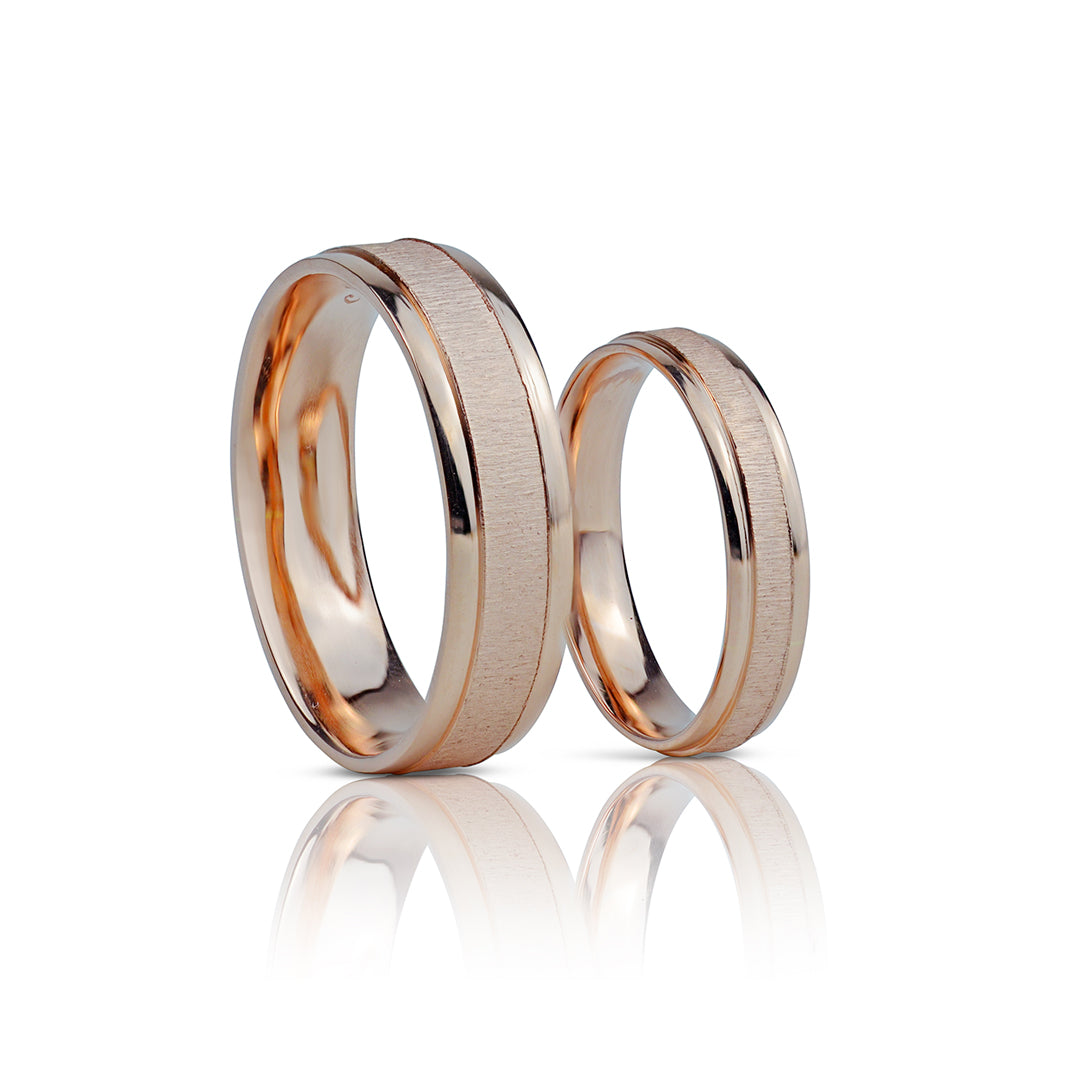 matinio ir blizgaus rausvo aukso vestuviniai ziedai porai, 5 mm ir 4 mm plocio, ant balto fono