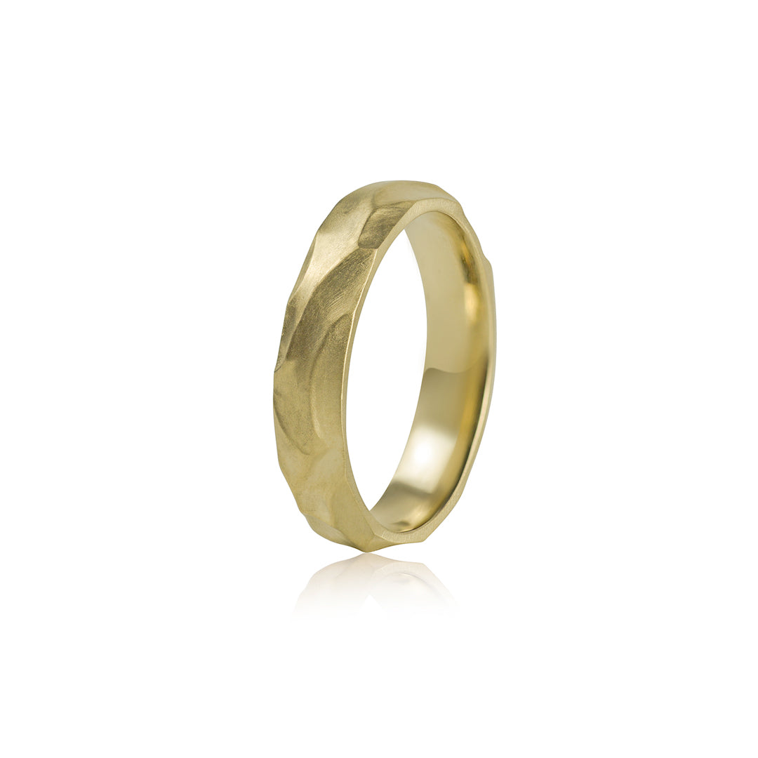 geltono aukso vestuviniu ziedu pora su skulpturiniu dizainu ir matiniu pavirsiumi