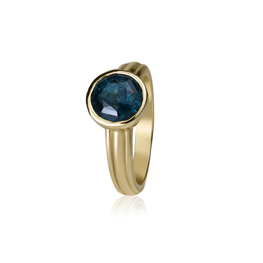 Geltono aukso žiedas su 1.5 ct tanzanitu – išraiškingas solo žiedas su mėlynu brangakmeniu, alsuojantis elegancija ir išskirtinumu.