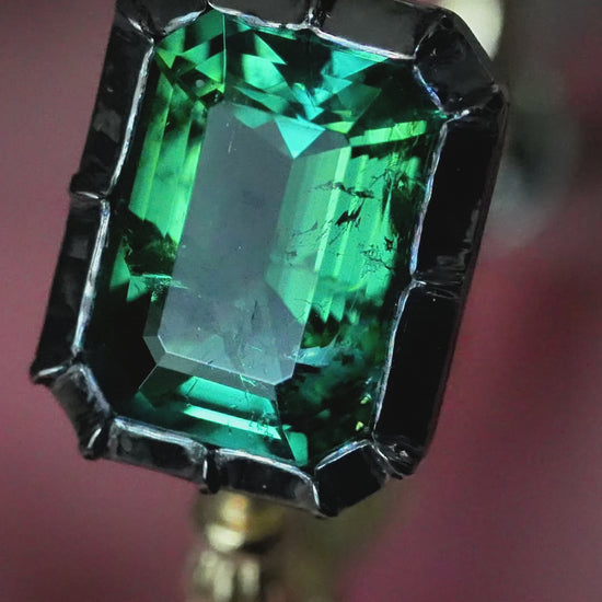 Juodinto aukso karūnėlėje inkrustuotas 2ct. Turmalinas