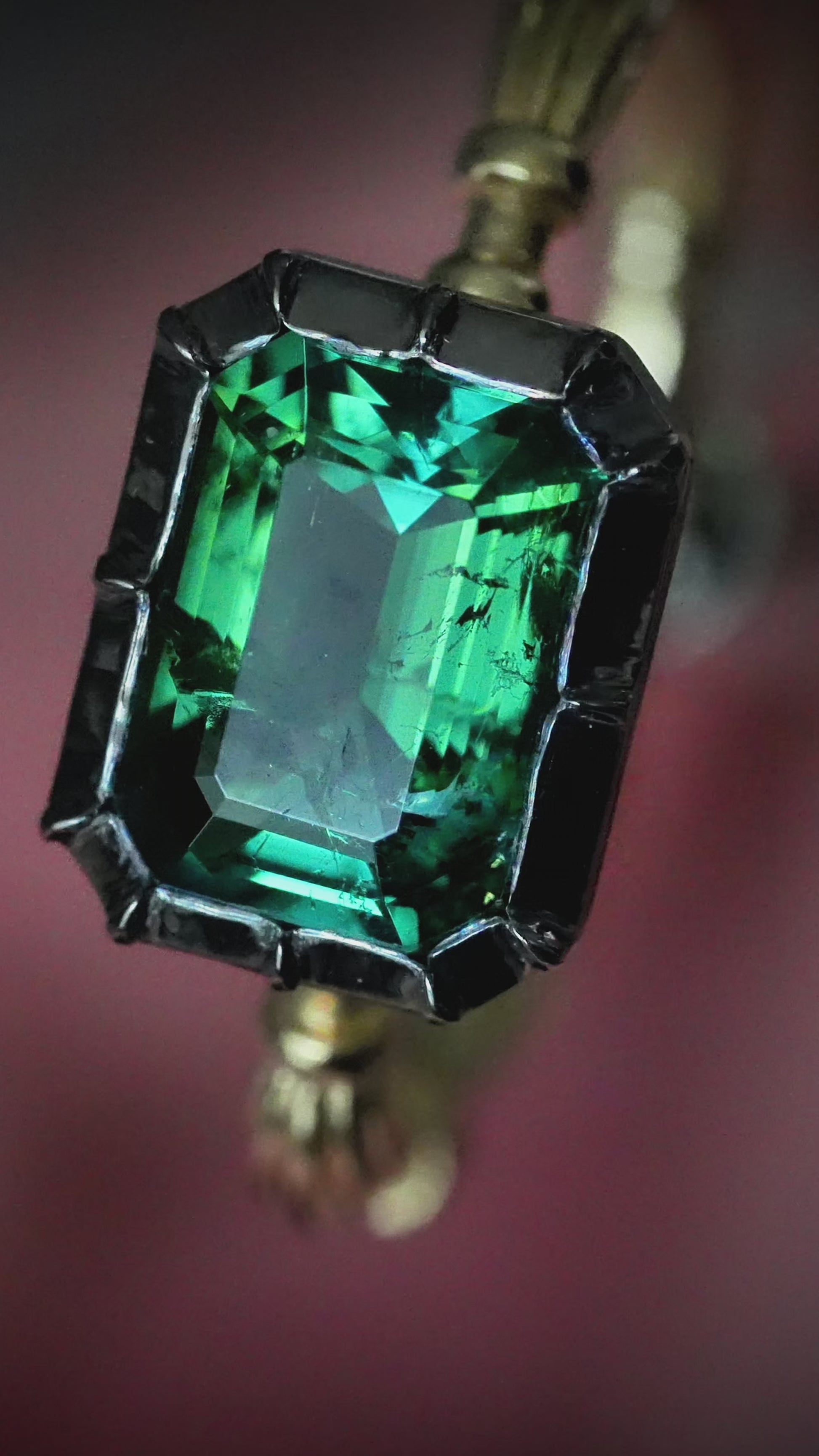 Juodinto aukso karūnėlėje inkrustuotas 2ct. Turmalinas