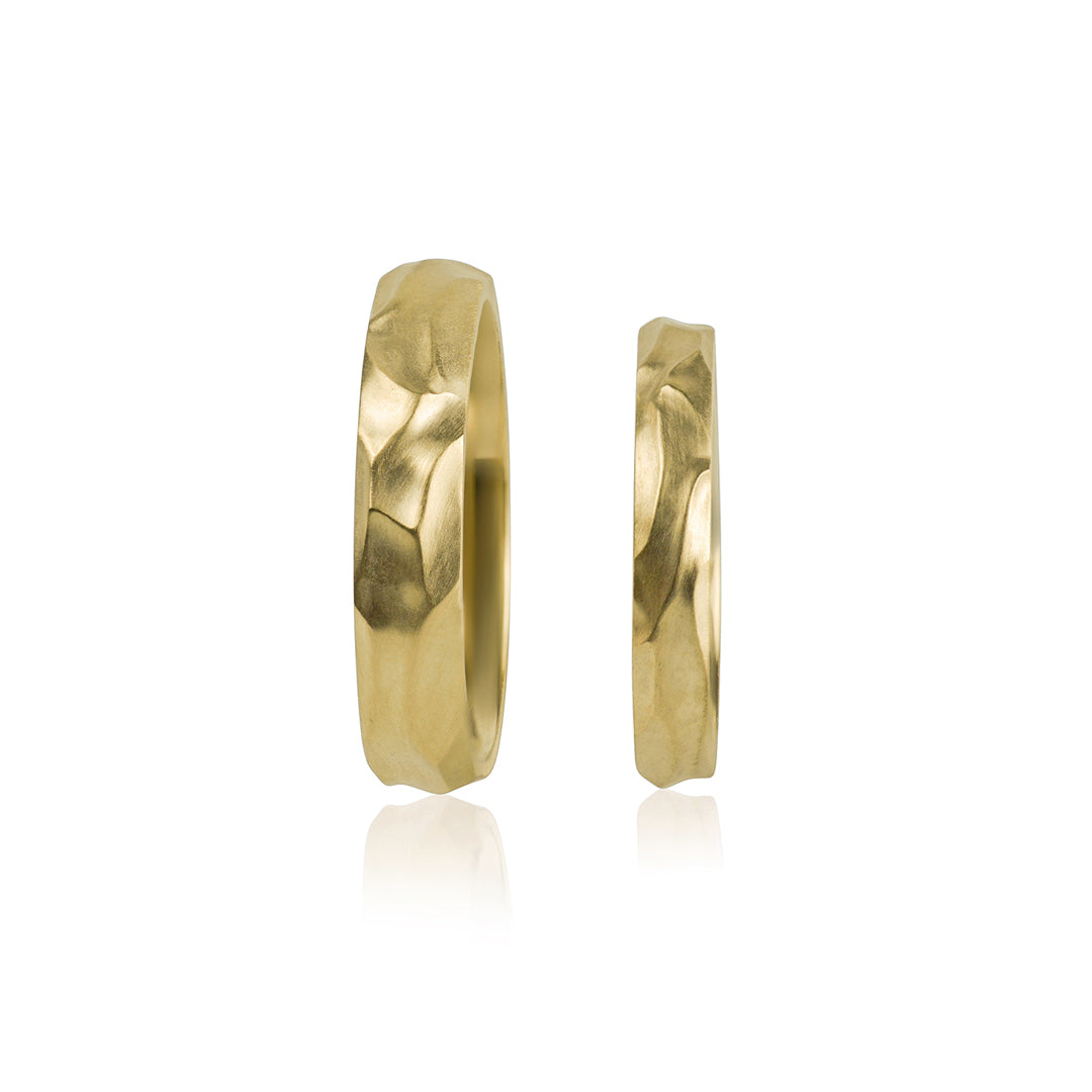 ranku darbo geltono aukso vestuviniai ziedai su fakturiniu pavirsiumi