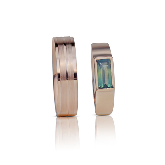 rausvo aukso vestuviniai ziedai su turmalinu, svelnaus minimalizmo dizainas ant balto fono