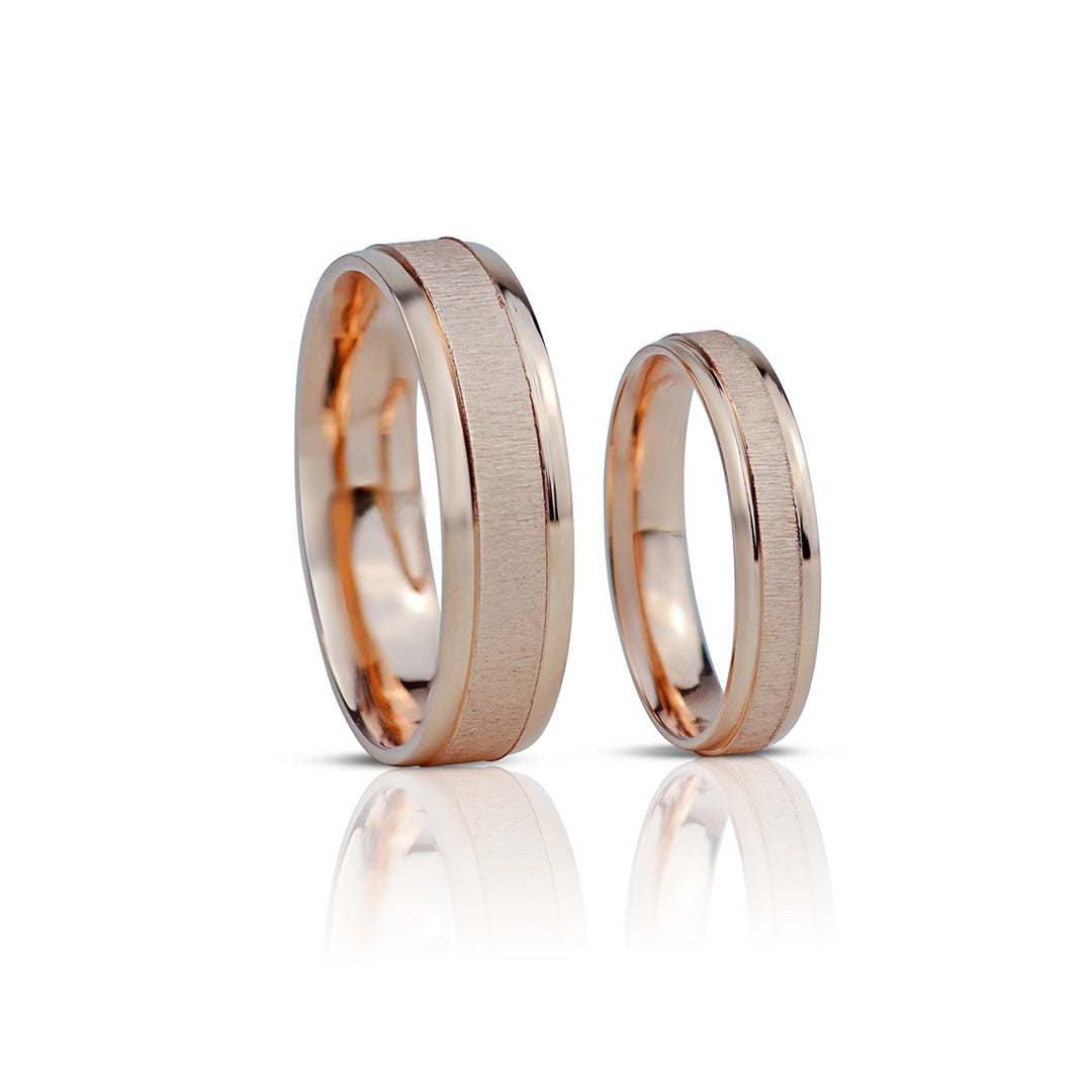 rausvo aukso vestuviniu ziedu pora su matiniu centru ir blizgiais krastais, vestuviniai ziedai porai