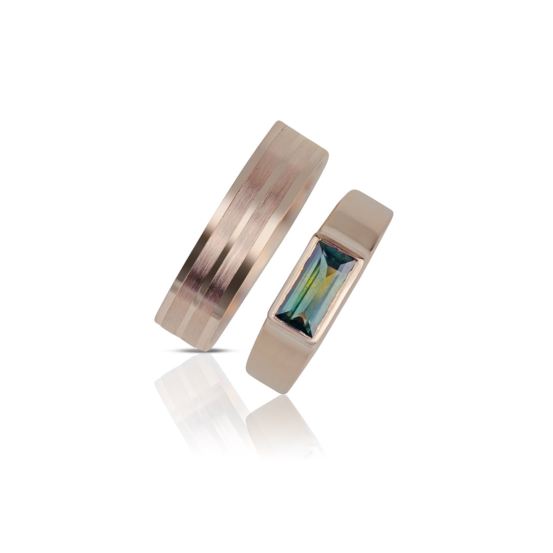 rausvo aukso vestuviniu ziedu pora su zalios spalvos turmalinu, matinis ir blizgus pavirsius